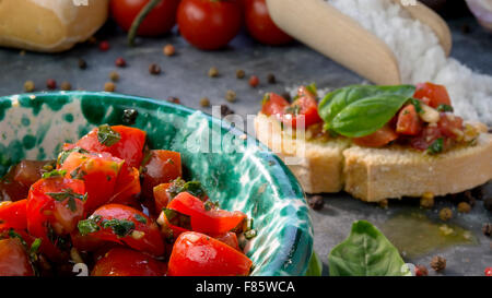 gehackte Tomaten und anderen Zutaten für typisch italienische bruschetta Stockfoto