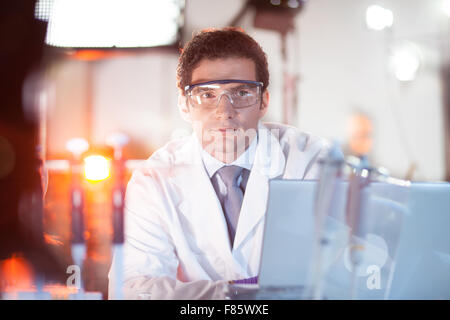 Porträt eines Ingenieurs in seinem Arbeitsumfeld. Stockfoto