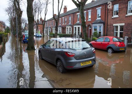 Cumbria Überschwemmungen. 6. Dezember 2015. Straßen überflutet. Hochwasser fangen Bewohner unvorbereitet, da ihre Autos überflutet werden. Desmond Sturm verursacht schweren Überschwemmungen in Carlisle und Cumbria. Carlisle, Cumbria, England, UK. Bildnachweis: Andrew Findlay/Alamy Live-Nachrichten Stockfoto