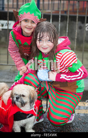 Liverpool, Merseyside, England 6. Dezember 2015. Der Medicash Santa Dash-Kurs beginnt und endet im Stadtzentrum von Liverpool mit einer 5K-Route beginnt an der Pier Head auf Kanada Boulevard vor den Gebäuden der Leber. Es endet vor dem Rathaus im Castle Street. Organisatoren von Liverpool Santa Dash hatte gesagt, dass sie die Charity sinken-Lauf durch steigende Gebühren des Rates, mit der Event-Koordinatoren BTR Liverpool Zahlen Liverpool City Council mehr als 17.000 £, das diesjährige Rennen zu inszenieren. Bildnachweis: Cernan Elias/Alamy Live-Nachrichten Stockfoto