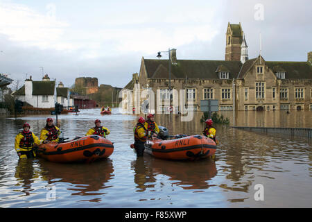 Cumbria Überschwemmungen. RNLI Rettungsteam mit Booten im Stadtzentrum von Carlisle. Desmond Sturm verursacht schweren Überschwemmungen in Carlisle und Cumbria. Drovers Lane, Warwick Street, Rickergate, Carlisle, Cumbria, England, UK. 6. Dezember 2015.  Bildnachweis: Andrew Findlay/Alamy Live-Nachrichten Stockfoto