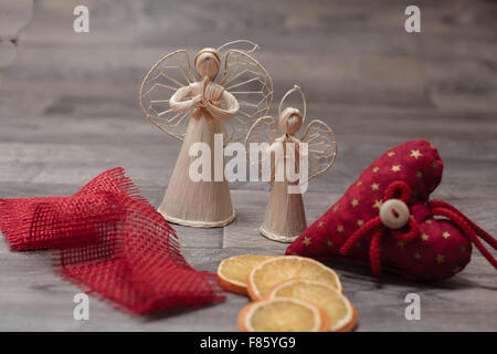 Handgemachte Produktionszahlen von Stroh und Weihnachtsschmuck Stockfoto