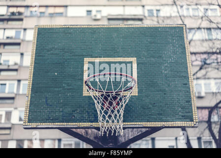 Basketballkorb mit Rückwand in Wohnquartier für street-Basketball-Spiel, Outdoor Sport und Erholung, städtische Umwelt Stockfoto