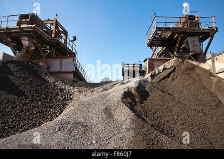 Haufen von Schutt und industriellen Türme Stockfoto