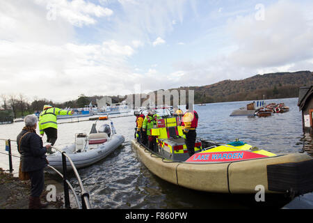 Lake Windermere, Cumbria, UK. 6. Dezember 2015. Schwere Flut. Lake Windermere überflutet über auf Rekordhoch - für ein paar Stunden über dem bisherigen Rekord Bowness Bay Sonntag Morgen Promenade und Hauptstraße überflutet. Windermere Lake Kreuzfahrten & See Warden Rettung ältere Dame stecken im Royal Grange am Lake Windermere, der Krebs ist, ist durchgehend mit Drogen & muss im Krankenhaus eine Newcastle heute Nachmittag Credit: Gordon Shoosmith/Alamy Live News Stockfoto