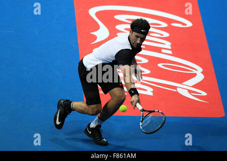 Pasay City, Philippinen. 6. Dezember 2015. Der spanische Spieler Carlos Moya von Singapur Slammer gibt den Ball gegen russische Spieler Marat Safin von Japan Krieger während ihres Spiels in International führenden Tennis League (IPTL) in Pasay City, Philippinen, 6. Dezember 2015 zurück. Carlos Moya gewann 6: 4. © Rouelle Umali/Xinhua/Alamy Live-Nachrichten Stockfoto