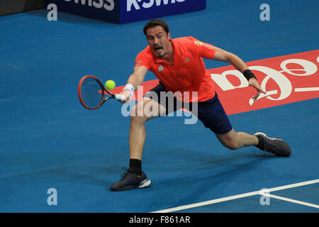 Pasay City, Philippinen. 6. Dezember 2015. Russischer Spieler Marat Safin von Japan Krieger kehrt den Ball gegen spanische Spieler Carlos Moya von Singapur Slammers während ihres Spiels in International führenden Tennis League (IPTL) in Pasay City, Philippinen, 6. Dezember 2015. Marat Safin verlor 4-6. © Rouelle Umali/Xinhua/Alamy Live-Nachrichten Stockfoto