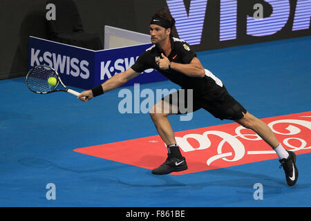 Pasay City, Philippinen. 6. Dezember 2015. Der spanische Spieler Carlos Moya von Singapur Slammer gibt den Ball gegen russische Spieler Marat Safin von Japan Krieger während ihres Spiels in International führenden Tennis League (IPTL) in Pasay City, Philippinen, 6. Dezember 2015 zurück. Carlos Moya gewann 6: 4. © Rouelle Umali/Xinhua/Alamy Live-Nachrichten Stockfoto