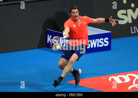 Pasay City, Philippinen. 6. Dezember 2015. Russischer Spieler Marat Safin von Japan Krieger kehrt den Ball gegen spanische Spieler Carlos Moya von Singapur Slammers während ihres Spiels in International führenden Tennis League (IPTL) in Pasay City, Philippinen, 6. Dezember 2015. Marat Safin verlor 4-6. © Rouelle Umali/Xinhua/Alamy Live-Nachrichten Stockfoto