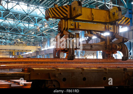 Kran trägt Metall im Werk Stockfoto