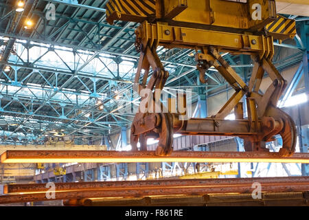 Kran trägt Metall im Werk Stockfoto