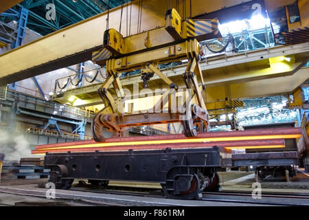 Kran trägt Metall im Werk Stockfoto