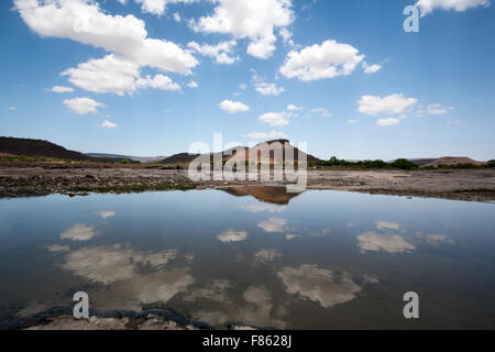 Wasserstelle am Omatendeka Conservancy - Damaraland, Namibia, Afrika Stockfoto