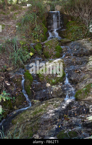 Kleine Kaskaden Gebirgsbach in Sierra de Las Nieves, Andalusien, Spanien. Stockfoto