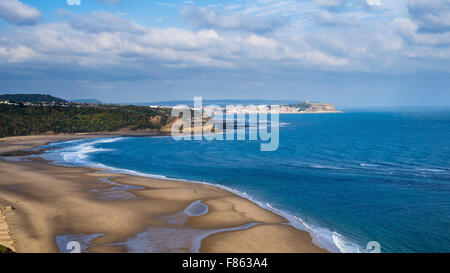 Blick von der Klippe über dem Cayton Bucht, mit Blick auf Scarborough der South bay Stockfoto