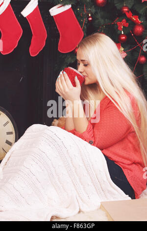 Frau einen heißen Tee zu trinken Stockfoto