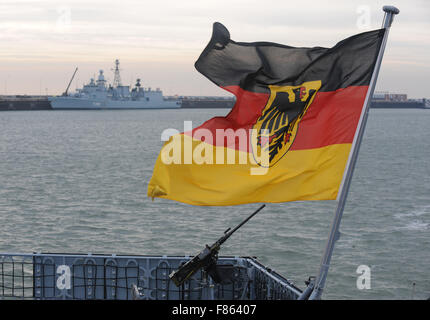 Datei - Datei Bild datiert 22. September 2009 zeigt die Bundeswehr Flagge über die Stern-Chaser der Fregatte "Augsburg" mit der Fregatte Rheinland-Pfalz im Hintergrund bei der marine Außenposten im Umgangsverweigerung, Deutschland. Am 6. Dezember 2015 trat die deutsche Marines kämpfen Schiff die französischen Marine Task Group auf dem Flugzeugträger "Charles de Gaulle" im Kampf gegen den Terrorismus ist. Foto: INGO WAGNER/dpa Stockfoto