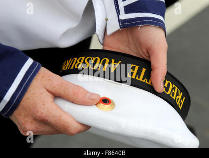 Datei - ein Datei-Bild vom 22. September 2009 zeigt eine Marine hält seinen Hut auf der Fregatte "Augsburg" bei der marine Außenposten im Umgangsverweigerung, Deutschland. Am 6. Dezember 2015 trat die deutsche Marines kämpfen Schiff die französischen Marine Task Group auf dem Flugzeugträger "Charles de Gaulle" im Kampf gegen den Terrorismus ist. Foto: INGO WAGNER/dpa Stockfoto