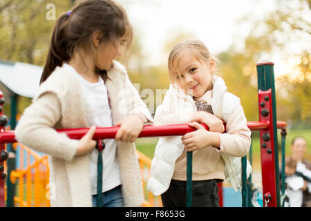 Kleine Mädchen auf dem Spielplatz Stockfoto