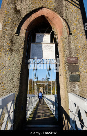 Man treibt ein Fahrrad am südlichen Hochland über kettenbrücke Fußgängerbrücke über den Fluss Tweed. Melrose Scottish Borders Schottland Großbritannien Stockfoto