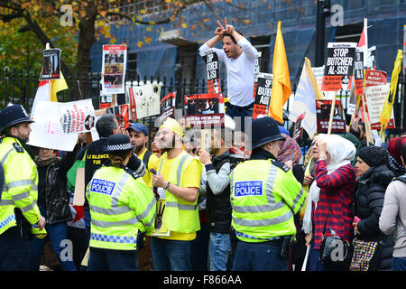 Ein Protest fand außerhalb Downing Street gegen den Besuch des ägyptischen Präsidenten Abdel Fatah al-Sisi Featuring: Demonstranten wo: London, Vereinigtes Königreich bei: 5. November 2015 Stockfoto