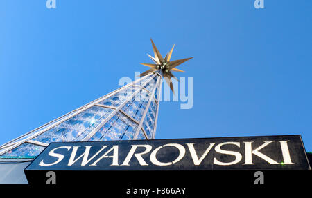 Ein Weihnachtsbaum mit Swarovski in Marktplatz in Innsbruck. Der Baum wurde mit Glas und mehrere Kristalle gebaut. Stockfoto