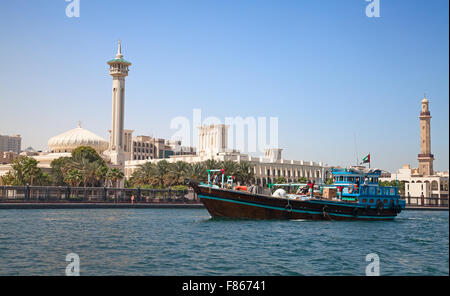 Traditionellen Dhau-Fähren auf dem Dubai creek Stockfoto