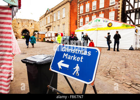 Lincolnshire, UK. 6. Dezember 2015. Lincoln-Weihnachtsmarkt. Besucher strömen, um den Markt zu sehen. Verkaufsständen ihre waren Essen stall verkaufen Snacks Credit: Tommy (Louth) / Alamy Live News Stockfoto