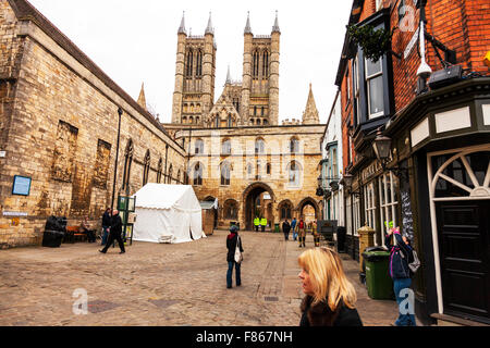 Lincoln Weihnachtsmarkt 12.06.2015 Lincolnshire England UK Besucher strömen um zu sehen, die Marktstände verkaufen ihre Ware Garküche verkaufen Snacks vor der Kathedrale in der Stadt Stockfoto