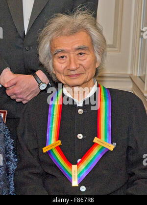 Dirigent Seiji Ozawa, einer der fünf Empfänger der 38. jährliche Kennedy Center Honors tarnt sich als Bestandteil ein Gruppenfoto nach einem Abendessen von Vereinigte Staaten Staatssekretär John F. Kerry zu ihren Ehren an das US-Außenministerium in Washington, DC am Samstag, 5. Dezember 2015. 2015-Preisträger sind: Singer-Songwriter Carole King, Filmemacher George Lucas, Schauspielerin und Sängerin Rita Moreno, Dirigent Seiji Ozawa und Schauspielerin und Broadway Sterne Cicely Tyson. Bildnachweis: Ron Sachs/Pool über CNP - kein Draht-Dienst- Stockfoto