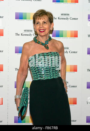 Adrienne Arsht kommt für die formale Künstlerin Abendessen zu Ehren der Empfänger von der 38. jährliche Kennedy Center Honors hosted by United States Secretary Of State John F. Kerry an das US-Außenministerium in Washington, DC am Samstag, 5. Dezember 2015. 2015-Preisträger sind: Singer-Songwriter Carole King, Filmemacher George Lucas, Schauspielerin und Sängerin Rita Moreno, Dirigent Seiji Ozawa und Schauspielerin und Broadway Sterne Cicely Tyson. Bildnachweis: Ron Sachs/Pool über CNP - kein Draht-Dienst- Stockfoto