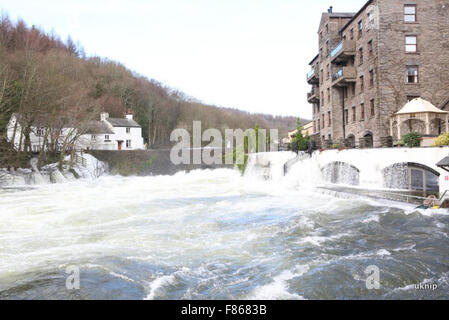 Backborrow, Cumbria, UK. 6. Dezember 2015.  500 hundert Menschen, darunter 48 Kinder mussten von der Polizei und der Feuerwehr evakuiert werden, wenn River Leven brach die Ufer und die vier-Sterne-Hotel und Timeshare Apartments in Backbarrow heute Morgen überschwemmte. Gäste mussten gerettet werden, von der Polizei und der Feuerwehr und Rettungsdienst mit Hilfe einer Leiter einige tragen nur Unterwäsche.  Sie haben nach bused, um Notfallrettung Erholungszentrum können. Mitarbeiter des Hotels sagen, dass sie ausgebrannt sind. Wir hatten ein volles Haus und dem timeshares waren alle voll. Bildnachweis: Uknip/Alamy Live-Nachrichten Stockfoto