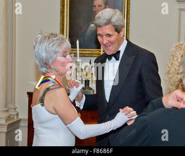 United States Secretary Of State John F. Kerry und Sängerin Rita Moreno, einer der fünf Empfänger der 38. jährliche Kennedy Center Honors teilen ein Gespräch nach einem Abendessen von Außenminister Kerry in ihrer Ehre an das US-Außenministerium in Washington, DC auf Samstag, 5. Dezember 2015. 2015-Preisträger sind: Singer-Songwriter Carole King, Filmemacher George Lucas, Schauspielerin und Sängerin Rita Moreno, Dirigent Seiji Ozawa und Schauspielerin und Broadway Sterne Cicely Tyson. Bildnachweis: Ron Sachs/Pool über CNP - kein Draht-Dienst- Stockfoto