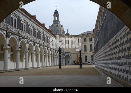 Gesamtansicht der Ställe Hof (Stallhof) in Richtung Eingang auf Augustustrrasse Straßenseite mit Kuppel der Frauenkirche über es. Stockfoto