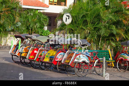 YOGYAKARTA - AUGUST 03: Traditionelle Rikscha Transport auf Straßen von Yogyakarta, Java, Indonesien am 3. August 2010. Fahrrad riks Stockfoto