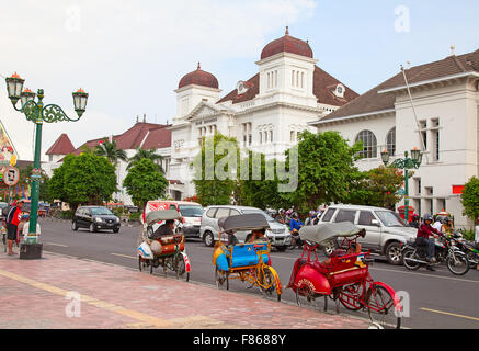 YOGYAKARTA - AUGUST 03: Traditionelle Rikscha Transport auf Straßen von Yogyakarta, Java, Indonesien am 3. August 2010. Fahrrad riks Stockfoto