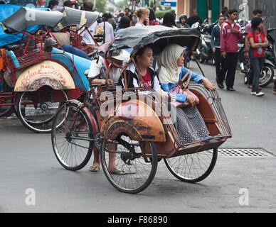 YOGYAKARTA - AUGUST 03: Traditionelle Rikscha Transport auf Straßen von Yogyakarta, Java, Indonesien am 3. August 2010. Fahrrad riks Stockfoto