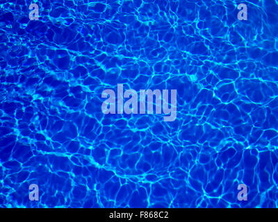 schöne klare Poolwasser reflektiert in der Sonne Stockfoto