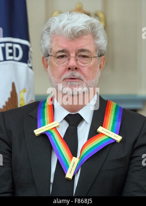 Filmemacher George Lucas, einer der fünf Empfänger der 38. jährliche Kennedy Center Honors tarnt sich als Bestandteil ein Gruppenfoto nach einem Abendessen von Vereinigte Staaten Staatssekretär John F. Kerry zu ihren Ehren an das US-Außenministerium in Washington, DC am Samstag, 5. Dezember 2015. 2015-Preisträger sind: Singer-Songwriter Carole King, Filmemacher George Lucas, Schauspielerin und Sängerin Rita Moreno, Dirigent Seiji Ozawa und Schauspielerin und Broadway Sterne Cicely Tyson. Bildnachweis: Ron Sachs/Pool über CNP - kein Draht-Dienst- Stockfoto