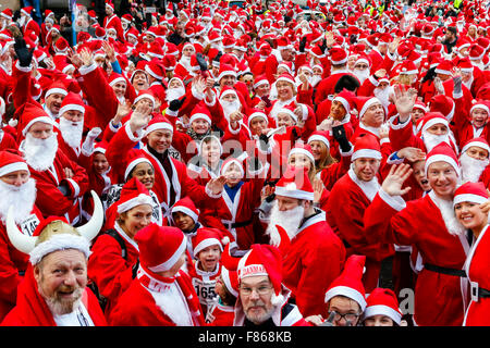 Mehr als 6000 Läufer aller Altersgruppen und Fähigkeiten in Glasgow's jährliche 'Santa Dash'Fun Run von 5 k rund um die Innenstadt. Die Läufer wurden alle in Santa Anzüge und einen Bart gekleidet, mit Start und Ziel auf dem George Square. Dieses Fun Run begann 2006 und hat mehr als 100.000 £ für verschiedene Nächstenliebe angehoben und in diesem Jahr die nominierten Nächstenliebe war der Prinz und die Prinzessin von Wales Hospiz. Im nächsten Jahr ist der 10. Jahrestag der laufen, und es ist zu hoffen haben 10.000 Läufer teilnehmen. Stockfoto