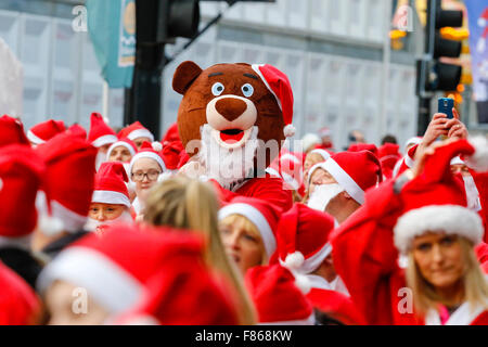 Mehr als 6000 Läufer aller Altersgruppen und Fähigkeiten in Glasgow's jährliche 'Santa Dash'Fun Run von 5 k rund um die Innenstadt. Die Läufer wurden alle in Santa Anzüge und einen Bart gekleidet, mit Start und Ziel auf dem George Square. Dieses Fun Run begann 2006 und hat mehr als 100.000 £ für verschiedene Nächstenliebe angehoben und in diesem Jahr die nominierten Nächstenliebe war der Prinz und die Prinzessin von Wales Hospiz. Im nächsten Jahr ist der 10. Jahrestag der laufen, und es ist zu hoffen haben 10.000 Läufer teilnehmen. Stockfoto