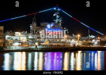 Schiff des USS Midway Museum bei Nacht. San Diego, Kalifornien, USA. Stockfoto