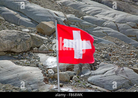 Schweizer Flagge gegen Rocky mountains Stockfoto