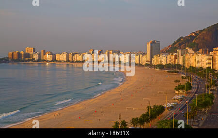 Sonnenaufgang über dem Strand der Copacabana in Rio De Janeiro, Brasilien Stockfoto