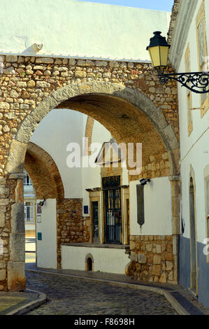 Ausfahrt Bogen durch die umgebende Wand aus Faro Altstadt Stockfoto