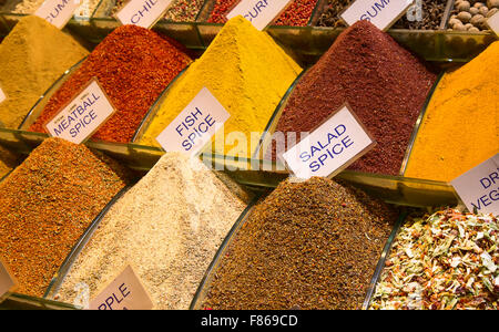 Gewürze und Tees über den ägyptischen Markt in Istanbul Stockfoto