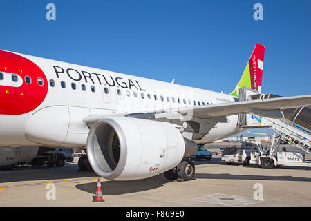 Lissabon - NOVEMBER 18:Airbus A320 aussteigen der Passagiere nach Kurzstreckenflug auf 18. November 2015 in Lissabon, Portugal. Lisbo Stockfoto