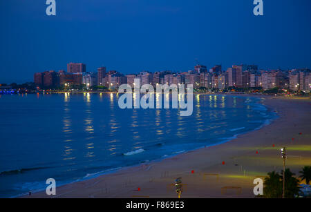 Sonnenuntergang über Copacabana Strand in Rio De Janeiro, Brasilien Stockfoto