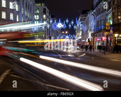 Weihnachtsschmuck und hohen Verkehrsaufkommens auf dem Strand in London Stockfoto