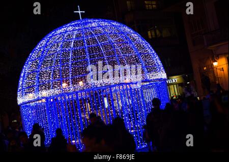 Macao, China. 6. Dezember 2015. Menschen betrachten Licht Dekorationen während 2015 Macao Light Festival in Macau, Südchina, 6. Dezember 2015. Sonntagabend, eröffnet das Lichter-Festival mit 11 Kultur-Welterbe beleuchtet um touristische Attraktion steigern und die festliche Atmosphäre. Bildnachweis: Cheong Kam Ka/Xinhua/Alamy Live-Nachrichten Stockfoto